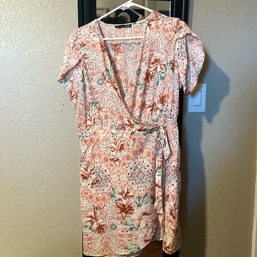 Size XL floral print cross body dress. Never worn 100% polyester. Has lining
